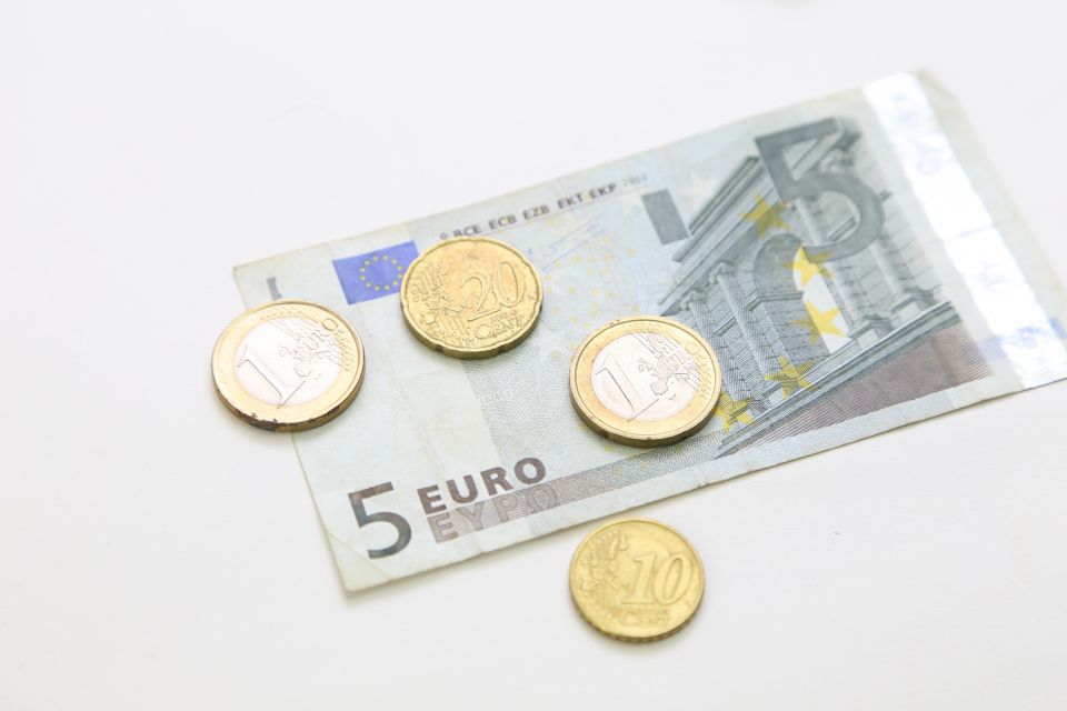 朝の通勤電車で見かける仮想通貨革命の秘密と税務リスク完全解説
